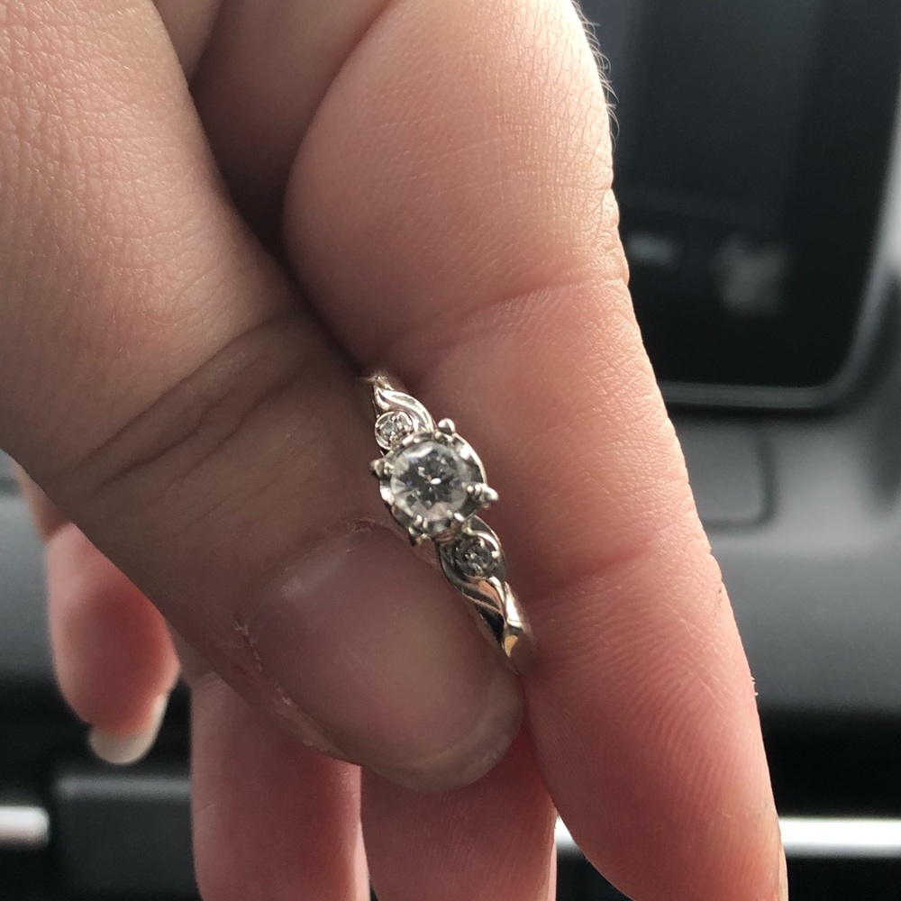 Diamond ring - Picture 2 of 3
